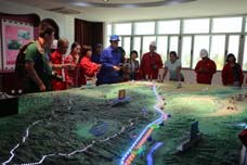 記者們在中亞天然氣管道沙盤聽取講解