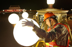 電力公司員工檢查華燈