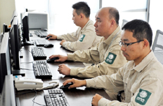 工作人員正在監控運行