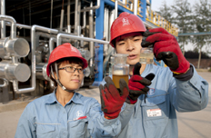 工作人員現(xiàn)場(chǎng)講解生物柴油油品