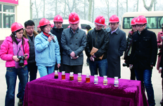 媒體記者與社會(huì)監(jiān)督員在生物柴油生產(chǎn)一線