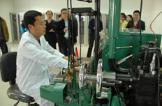 記者觀看工作人員操作柴油檢測(cè)設(shè)備