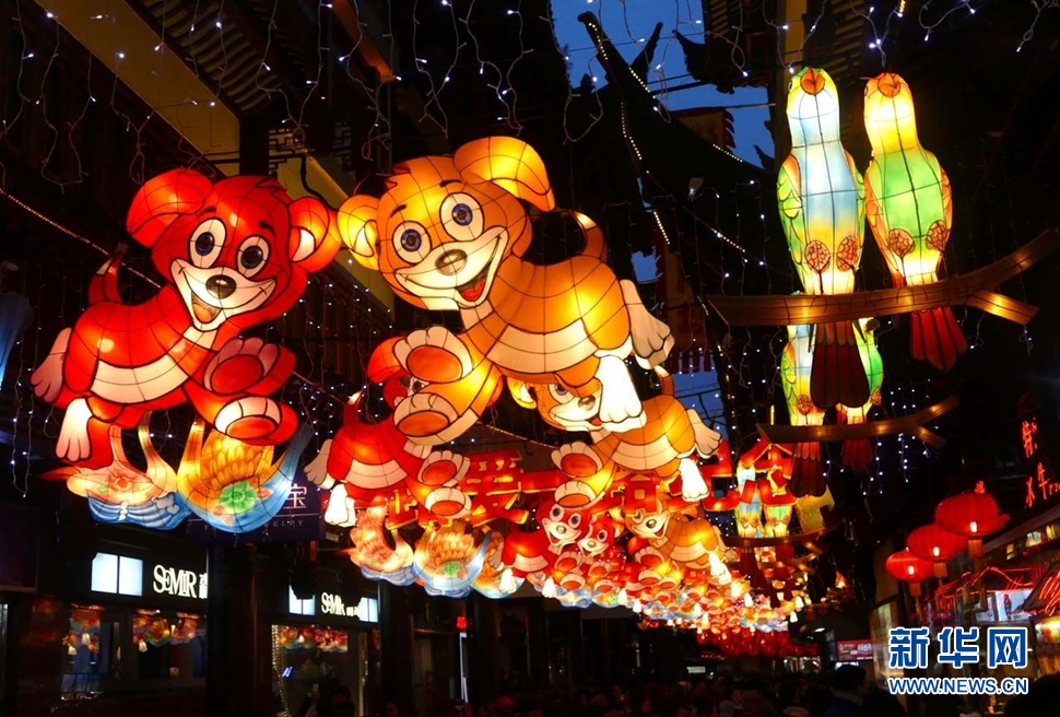 上海城隍廟彩燈亮起年味漸重