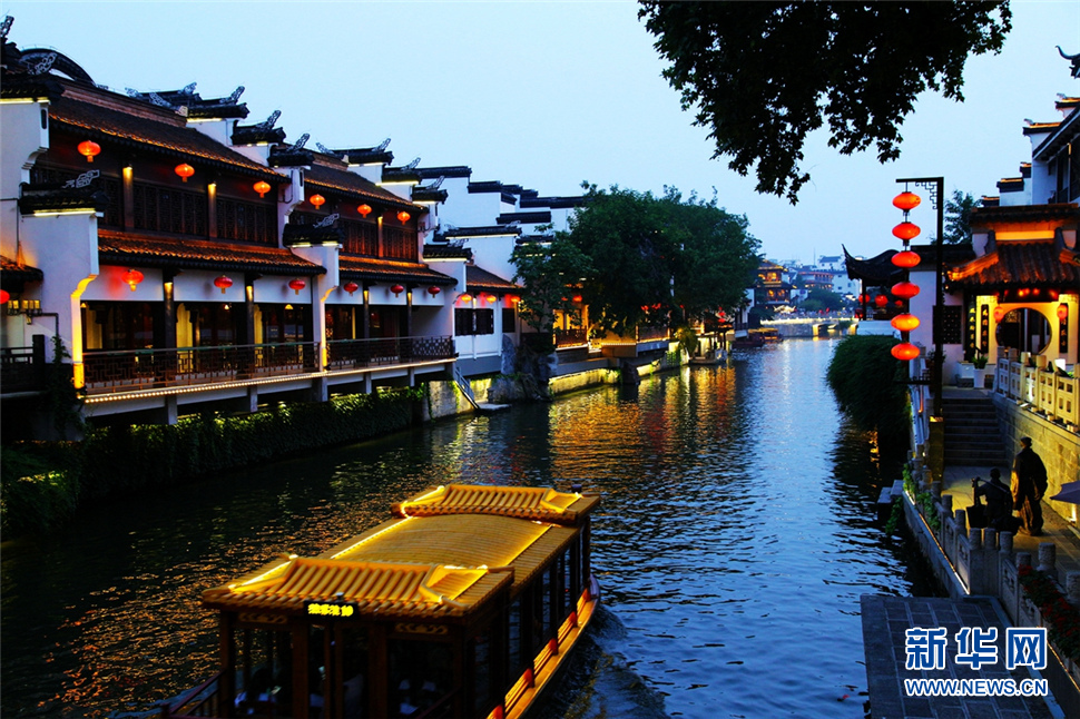 夜色秦淮河，璀璨醉人心