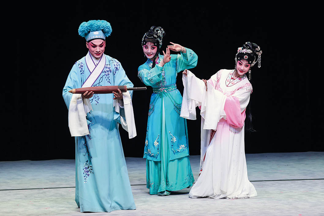 4月5日，演员在在奥地利维也纳穆特剧院表演婺剧《白蛇传》赵丁喆摄/本刊