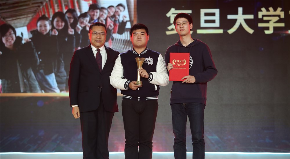 頒獎(jiǎng)嘉賓為第十位年度感動(dòng)人物、復(fù)旦大學(xué)支教團(tuán)頒獎(jiǎng)