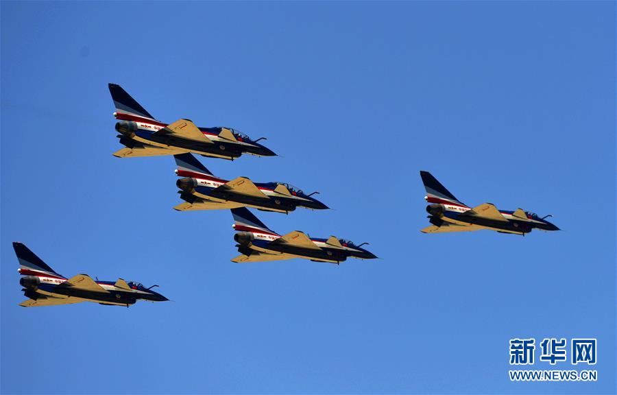 （圖文互動）（1）改革開放讓中國的空天更安全——全民國家安全教育日空軍向民眾展現殲－10特技飛行目擊記