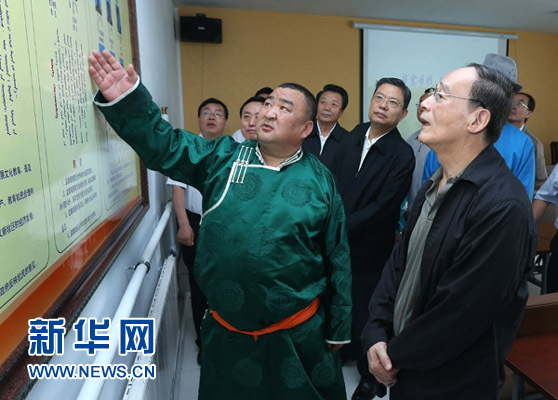 這是7月3日,王岐山在巴彥德力格爾嘎查“兩委”活動(dòng)室了解基層黨建情況。新華社記者 龐興雷 攝 這是7月3日,王岐山在巴彥德力格爾嘎查“兩委”活動(dòng)室了解基層黨建情況。新華社記者 龐興雷 攝