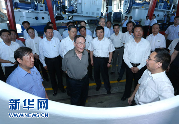 這是7月3日,王岐山在內(nèi)蒙古海裝風(fēng)電設(shè)備有限公司考察。新華社記者 龐興雷 攝 這是7月3日,王岐山在內(nèi)蒙古海裝風(fēng)電設(shè)備有限公司考察。新華社記者 龐興雷 攝