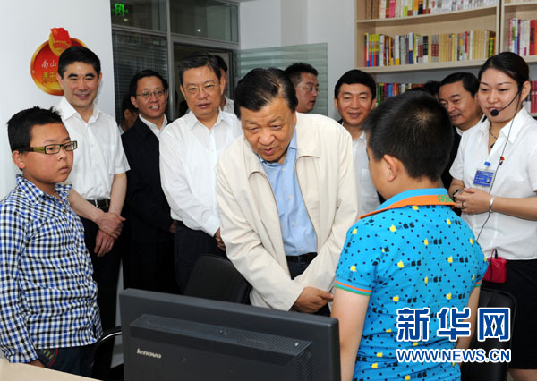 7月17日至19日，中共中央政治局常委、中央書記處書記劉云山在青海調研。這是7月18日，劉云山在西寧市南山西社區調研。 新華社記者饒愛民 攝