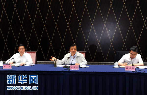 部分省區(qū)市教育實(shí)踐活動(dòng)工作座談會(huì)近日先后在西寧、上海召開(kāi)，中共中央政治局常委、中央黨的群眾路線教育實(shí)踐活動(dòng)領(lǐng)導(dǎo)小組組長(zhǎng)劉云山出席并講話。這是7月23日，劉云山出席上海座談會(huì)并講話。新華社記者 饒愛(ài)民 攝 