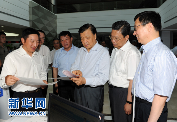  7月22日至23日，中共中央政治局常委、中央書(shū)記處書(shū)記劉云山在上海調(diào)研。這是7月22日，劉云山在中國(guó)（上海）自貿(mào)試驗(yàn)區(qū)外高橋綜合服務(wù)大廳調(diào)研。新華社記者 饒愛(ài)民 攝 