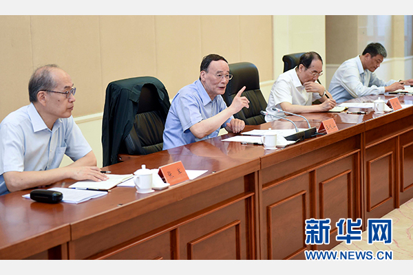 9月24日至26日,中共中央政治局常委、中央紀(jì)委書記王岐山在福建調(diào)研。這是9月25日,王岐山在上杭縣古田鎮(zhèn)主持召開座談會(huì),聽取黨員和群眾代表對(duì)修訂廉政準(zhǔn)則和黨紀(jì)處分條例的意見建議。新華社記者張鐸攝 9月24日至26日,中共中央政治局常委、中央紀(jì)委書記王岐山在福建調(diào)研。這是9月25日,王岐山在上杭縣古田鎮(zhèn)主持召開座談會(huì),聽取黨員和群眾代表對(duì)修訂廉政準(zhǔn)則和黨紀(jì)處分條例的意見建議。新華社記者張鐸攝