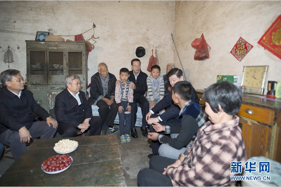 10月22日至23日,中共中央政治局常委、國務(wù)院副總理張高麗在山東調(diào)研扶貧工作情況。這是10月22日,張高麗在菏澤市巨野縣田莊鎮(zhèn)后屯村入戶看望生活困難村民。 新華社記者 王曄 攝 10月22日至23日,中共中央政治局常委、國務(wù)院副總理張高麗在山東調(diào)研扶貧工作情況。這是10月22日,張高麗在菏澤市巨野縣田莊鎮(zhèn)后屯村入戶看望生活困難村民。 新華社記者 王曄 攝