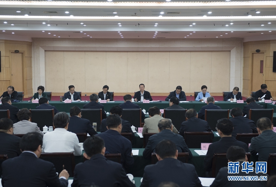 10月22日至23日,中共中央政治局常委、國務(wù)院副總理張高麗在山東調(diào)研扶貧工作情況。這是10月23日,張高麗在菏澤市主持召開扶貧工作座談會。 新華社記者 王曄 攝 10月22日至23日,中共中央政治局常委、國務(wù)院副總理張高麗在山東調(diào)研扶貧工作情況。這是10月23日,張高麗在菏澤市主持召開扶貧工作座談會。 新華社記者 王曄 攝