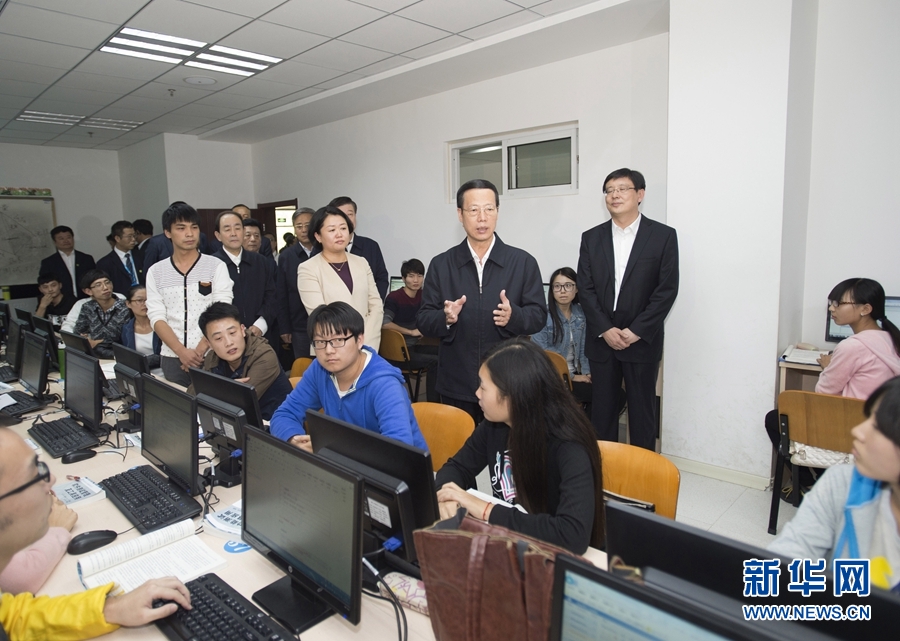 10月22日至23日,中共中央政治局常委、國務(wù)院副總理張高麗在山東調(diào)研扶貧工作情況。這是10月22日,張高麗在濟(jì)寧市惠普軟件人才實(shí)訓(xùn)基地調(diào)研教育培訓(xùn)脫貧有關(guān)情況。 新華社記者 王曄 攝 10月22日至23日,中共中央政治局常委、國務(wù)院副總理張高麗在山東調(diào)研扶貧工作情況。這是10月22日,張高麗在濟(jì)寧市惠普軟件人才實(shí)訓(xùn)基地調(diào)研教育培訓(xùn)脫貧有關(guān)情況。 新華社記者 王曄 攝