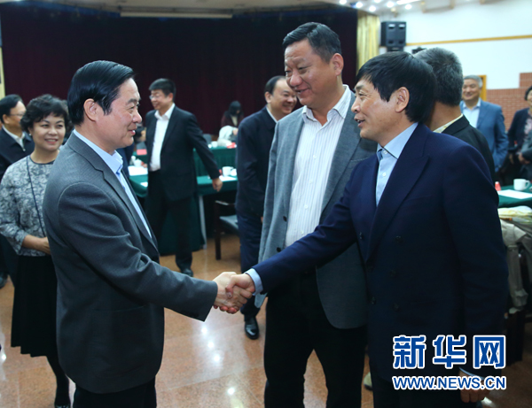 4月12日，中共中央政治局委員、中央書記處書記、中宣部部長劉奇葆在北京出席“走向世界的中國兒童文學”座談會并講話。這是座談會后，劉奇葆與國際安徒生獎獲得者、兒童文學作家曹文軒握手。新華社記者丁海濤攝