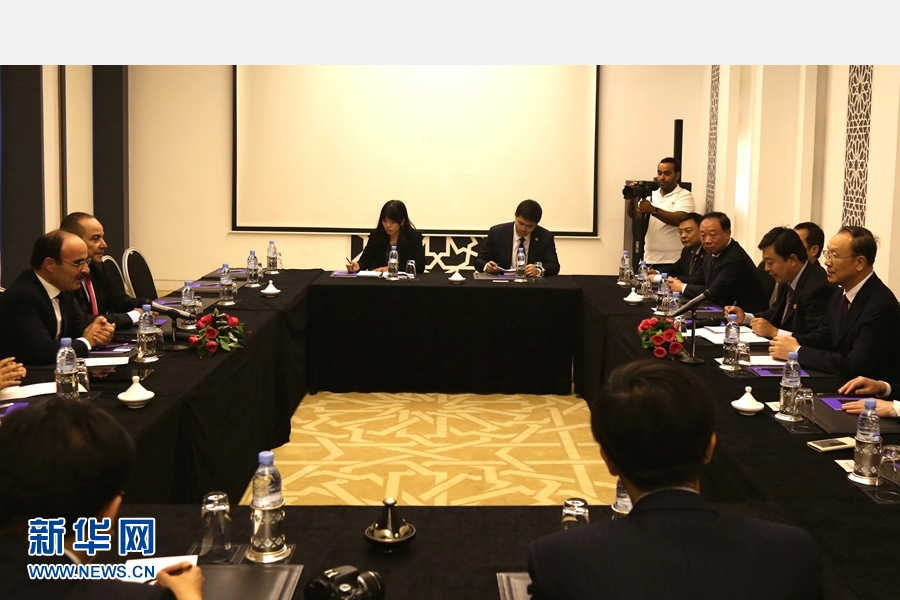 9月19日，在摩洛哥首都拉巴特，中共中央書記處書記、全國政協副主席杜青林（右一）會見摩洛哥真實性與現代黨總書記奧馬里（左一）。應摩洛哥參議院邀請，中共中央書記處書記、全國政協副主席杜青林于18日至20日率中共代表團訪摩，分別會見政府首腦本·基蘭、參議長本希馬、真實性與現代黨總書記奧馬里等。新華社記者劉鍇攝