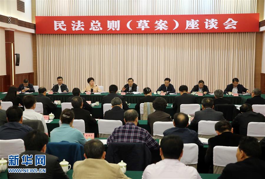 這是11月23日，張德江在成都主持召開座談會，11個省（區(qū)、市）人大常委會負責同志、部分全國人大代表、法律工作者及專家學者參加會議。新華社記者 劉衛(wèi)兵 攝 