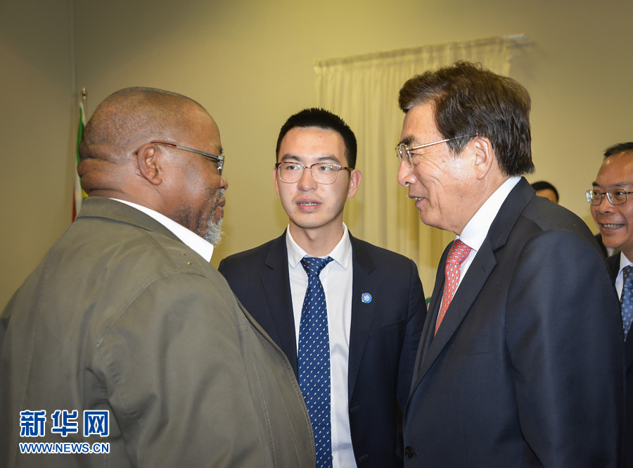 3月26日，中共中央政治局委員、北京市委書記郭金龍（前右）在南非約翰內斯堡與執政的南非非洲人國民大會總書記曼塔謝（前左）舉行工作會談。  新華社記者趙熙攝