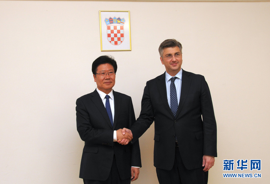 4月10日,克羅地亞民主共同體主席、政府總理普連科維奇(右)在薩格勒布會見中共中央政治局委員、中央黨的建設工作領導小組副組長張春賢。新華社記者薛群攝 4月10日,克羅地亞民主共同體主席、政府總理普連科維奇(右)在薩格勒布會見中共中央政治局委員、中央黨的建設工作領導小組副組長張春賢。新華社記者薛群攝