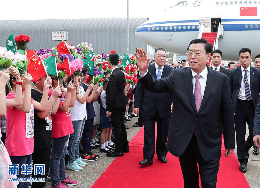 5月8日至10日,中共中央政治局常委、全國人大常委會委員長張德江視察澳門特別行政區。這是5月8日,張德江抵達澳門國際機場。 新華社記者龐興雷 攝 5月8日至10日,中共中央政治局常委、全國人大常委會委員長張德江視察澳門特別行政區。這是5月8日,張德江抵達澳門國際機場。 新華社記者龐興雷 攝