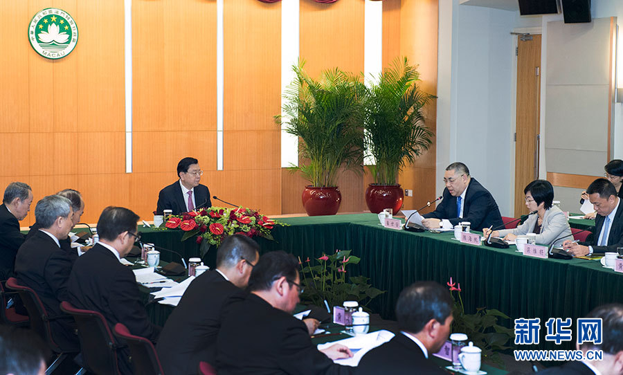 5月8日至10日,中共中央政治局常委、全國人大常委會委員長張德江視察澳門特別行政區。這是5月8日,張德江聽取澳門特別行政區政府工作匯報。新華社記者 李學仁 攝 5月8日至10日,中共中央政治局常委、全國人大常委會委員長張德江視察澳門特別行政區。這是5月8日,張德江聽取澳門特別行政區政府工作匯報。新華社記者 李學仁 攝