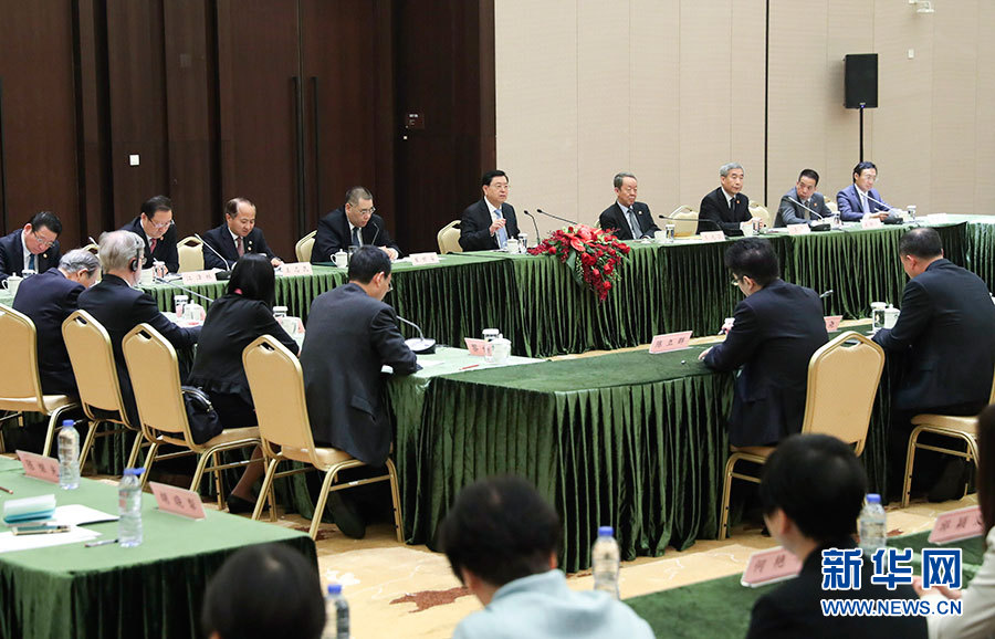 5月8日至10日,中共中央政治局常委、全國人大常委會委員長張德江視察澳門特別行政區。這是5月10日,張德江與教育工作者和學生代表座談。新華社記者 龐興雷 攝 5月8日至10日,中共中央政治局常委、全國人大常委會委員長張德江視察澳門特別行政區。這是5月10日,張德江與教育工作者和學生代表座談。新華社記者 龐興雷 攝