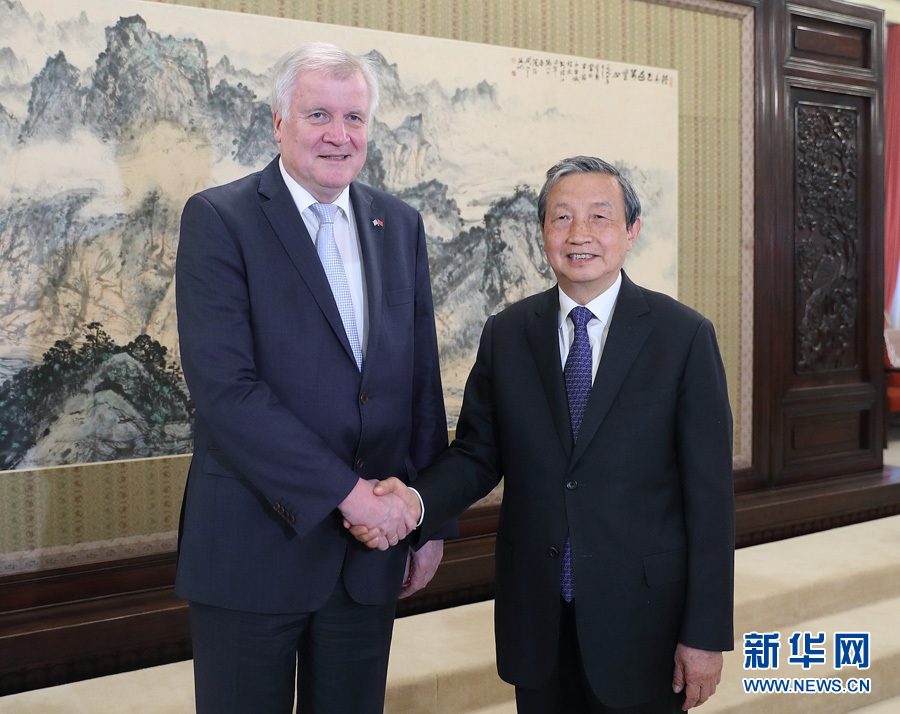 5月10日,國務(wù)院副總理馬凱在北京中南海紫光閣會見德國巴伐利亞州州長、基社盟主席霍斯特·澤霍費爾一行。 新華社記者王曄攝 5月10日,國務(wù)院副總理馬凱在北京中南海紫光閣會見德國巴伐利亞州州長、基社盟主席霍斯特·澤霍費爾一行。 新華社記者王曄攝