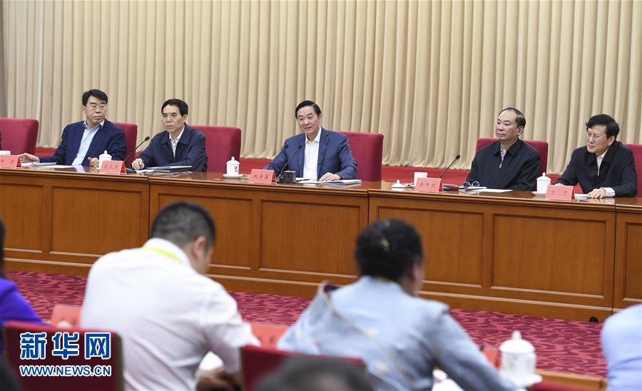 5月18日,中共中央政治局委員、中央書記處書記、中宣部部長劉奇葆在北京出席紀念新華書店成立80周年座談會并講話。 新華社記者 張領(lǐng) 攝 5月18日,中共中央政治局委員、中央書記處書記、中宣部部長劉奇葆在北京出席紀念新華書店成立80周年座談會并講話。 新華社記者 張領(lǐng) 攝