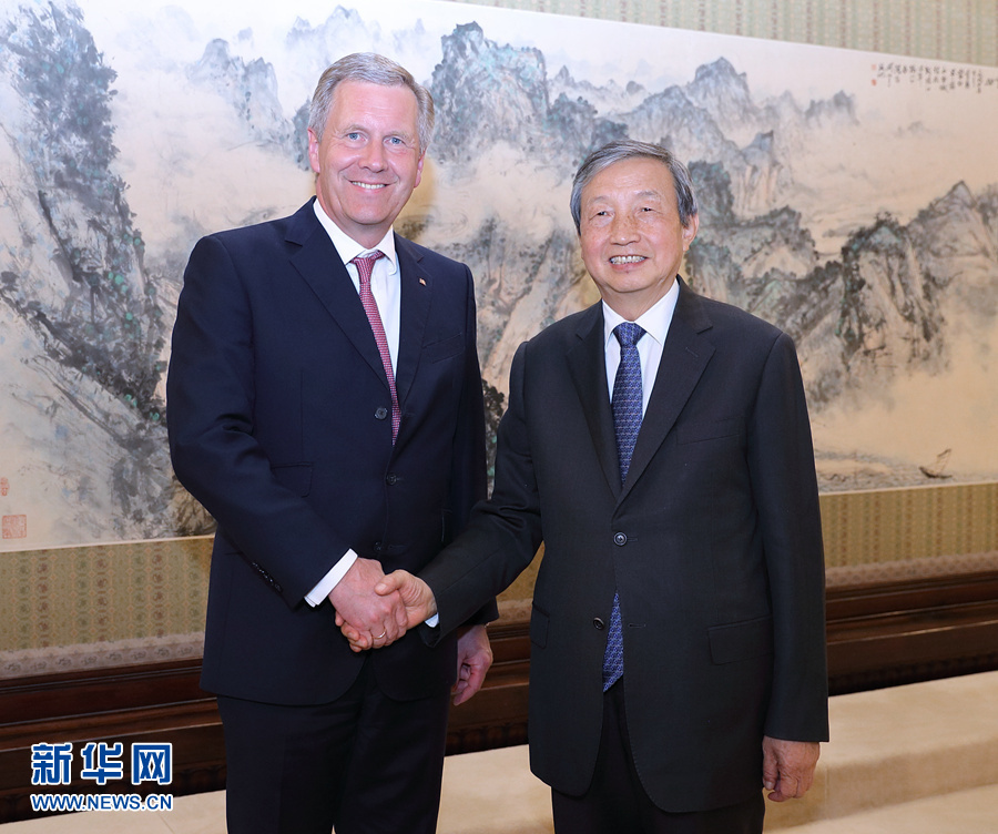 6月13日,國務院副總理馬凱在北京中南海紫光閣會見德國前總統(tǒng)、全球中小企業(yè)聯(lián)盟全球主席武爾夫。 新華社記者 王曄 攝 6月13日,國務院副總理馬凱在北京中南海紫光閣會見德國前總統(tǒng)、全球中小企業(yè)聯(lián)盟全球主席武爾夫。 新華社記者 王曄 攝