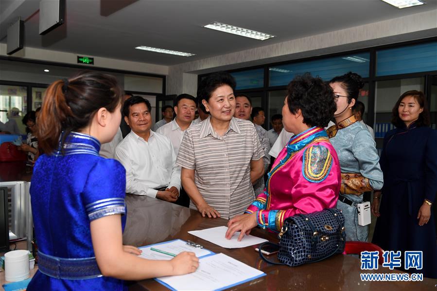 6月25日，全國民族團結(jié)進步創(chuàng)建經(jīng)驗交流現(xiàn)場會在內(nèi)蒙古興安盟召開，中共中央政治局委員、國務院副總理劉延東出席會議并講話。在內(nèi)蒙古期間，劉延東考察內(nèi)蒙古人民代表會議舊址即“五一會址”，深入社區(qū)看望各族干部群眾。這是劉延東在興安盟科右前旗興科社區(qū)與群眾交談。新華社記者 陳曄華 攝