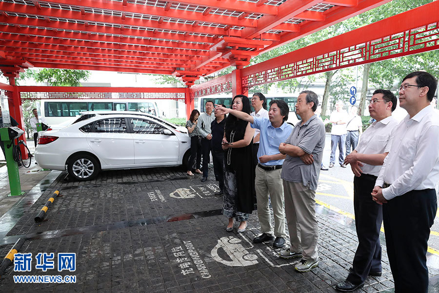 近日，中共中央政治局委員、國務院副總理馬凱在北京調(diào)研新能源汽車產(chǎn)業(yè)發(fā)展。這是7月4日，馬凱在北京深入新能源汽車充換電設施、充電服務平臺、分時租賃等單位調(diào)研。新華社記者 龐興雷 攝