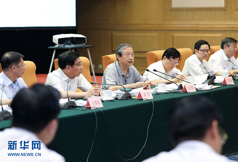 近日，中共中央政治局委員、國務院副總理馬凱在北京調(diào)研新能源汽車產(chǎn)業(yè)發(fā)展。這是7月4日，馬凱在北京深入新能源汽車充換電設施、充電服務平臺、分時租賃等單位調(diào)研，并主持召開推廣應用座談會。新華社記者 龐興雷 攝