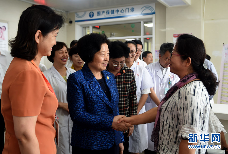 8月9日,中共中央政治局委員、中央統戰部部長、中央代表團副團長孫春蘭率中央代表團三分團,先后赴內蒙古自治區烏海市、阿拉善盟看望各族干部群眾。這是孫春蘭在烏海市婦兒醫療預防保健中心同患者親切交談。新華社記者 任軍川 攝 8月9日,中共中央政治局委員、中央統戰部部長、中央代表團副團長孫春蘭率中央代表團三分團,先后赴內蒙古自治區烏海市、阿拉善盟看望各族干部群眾。這是孫春蘭在烏海市婦兒醫療預防保健中心同患者親切交談。新華社記者 任軍川 攝