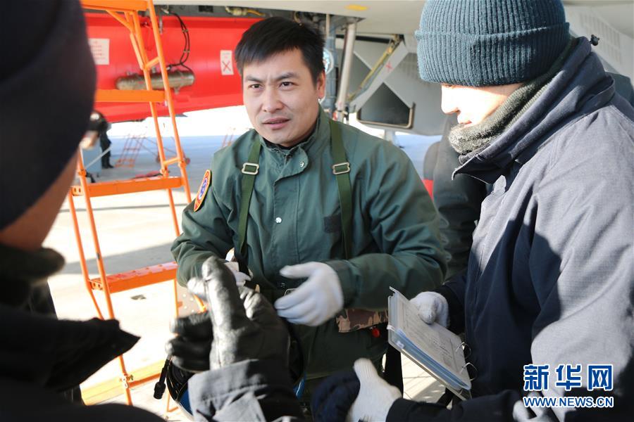 (建軍90周年·英雄·圖文互動)(2)聽,渤海灣有風吹過來——追記海軍某艦載航空兵部隊一級飛行員張超