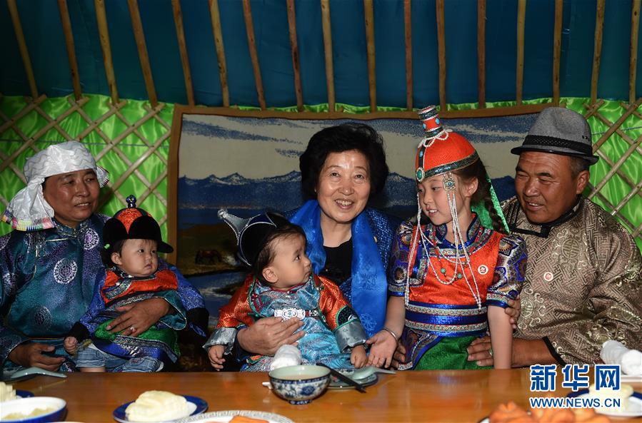8月11日，帶著以習(xí)近平同志為核心的黨中央的親切關(guān)懷和全國各族人民的美好祝福，中共中央政治局委員、中央統(tǒng)戰(zhàn)部部長、中央代表團副團長孫春蘭率中央代表團三分團在錫林郭勒盟看望各族干部群眾，共同慶祝內(nèi)蒙古自治區(qū)成立70周年。這是孫春蘭在錫林浩特市寶力根蘇木牧民巴·巴特爾（右一）家中看望。新華社記者 任軍川 攝