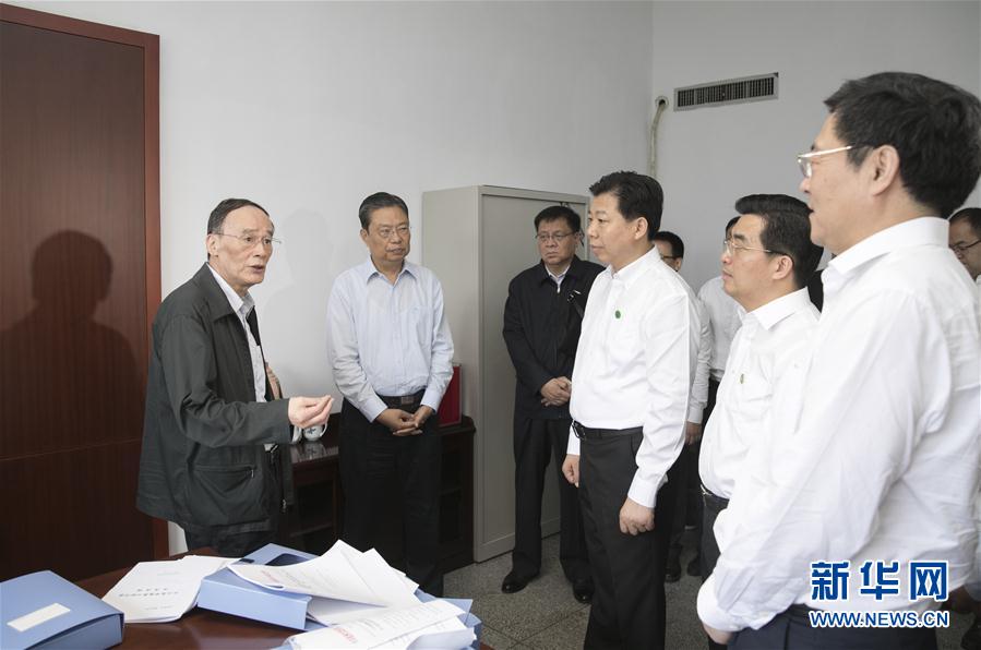 9月3日至5日,中共中央政治局常委、中央紀委書記、中央巡視工作領導小組組長王岐山在湖南省調研并主持召開巡察工作座談會。這是9月4日,王岐山來到株洲市委巡察辦看望巡察干部。新華社記者 王曄 攝
9月3日至5日,中共中央政治局常委、中央紀委書記、中央巡視工作領導小組組長王岐山在湖南省調研并主持召開巡察工作座談會。這是9月4日,王岐山來到株洲市委巡察辦看望巡察干部。新華社記者 王曄 攝