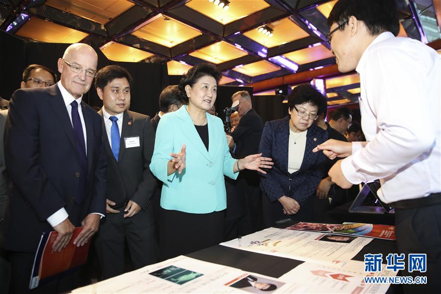 9月25日，在美國紐約，國務(wù)院副總理劉延?xùn)|（中）在紐約大學(xué)校長漢密爾頓（前左一）的陪同下參觀中美兩國青年創(chuàng)客產(chǎn)品展示。國務(wù)院副總理劉延?xùn)|25日在美國紐約大學(xué)出席中美創(chuàng)客峰會(huì)暨中美青年創(chuàng)客中心啟動(dòng)儀式并講話。新華社記者 王迎 攝