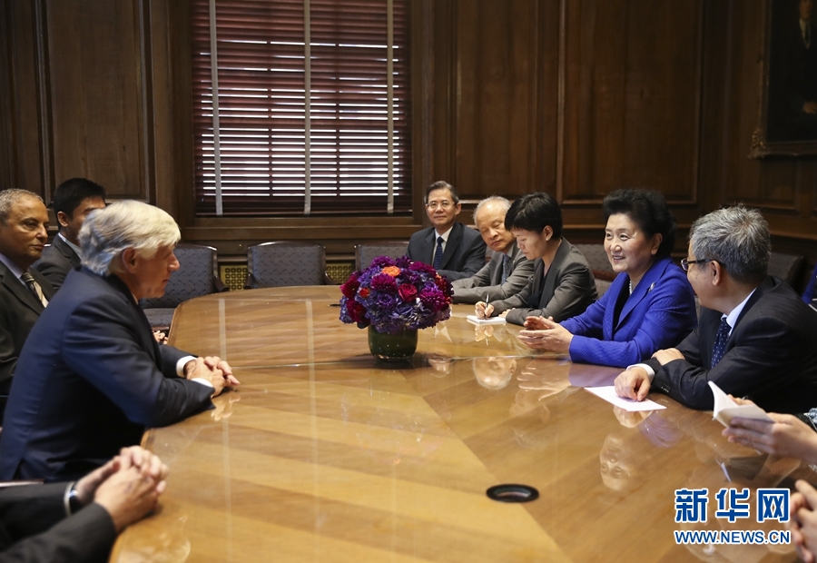 當地時間9月26日，國務院副總理劉延東在紐約哥倫比亞大學出席中美大學校長與智庫論壇并發表主旨演講。這是論壇開始前，國務院副總理劉延東（右二）會見哥倫比亞大學校長博林格（左）。新華社記者 王迎 攝