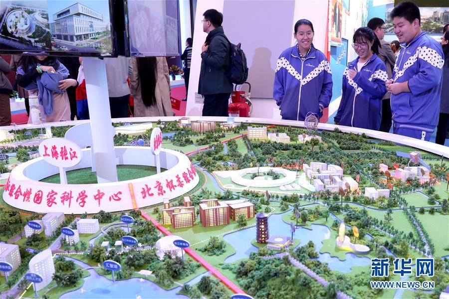 （十九大時(shí)光·圖文互動）（4）向著夢想，奮進(jìn)！——來自“砥礪奮進(jìn)的五年”大型成就展現(xiàn)場的報(bào)道 