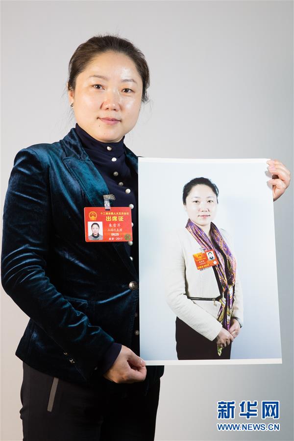 (兩會·影像志)(1)和四年前的“我”合影