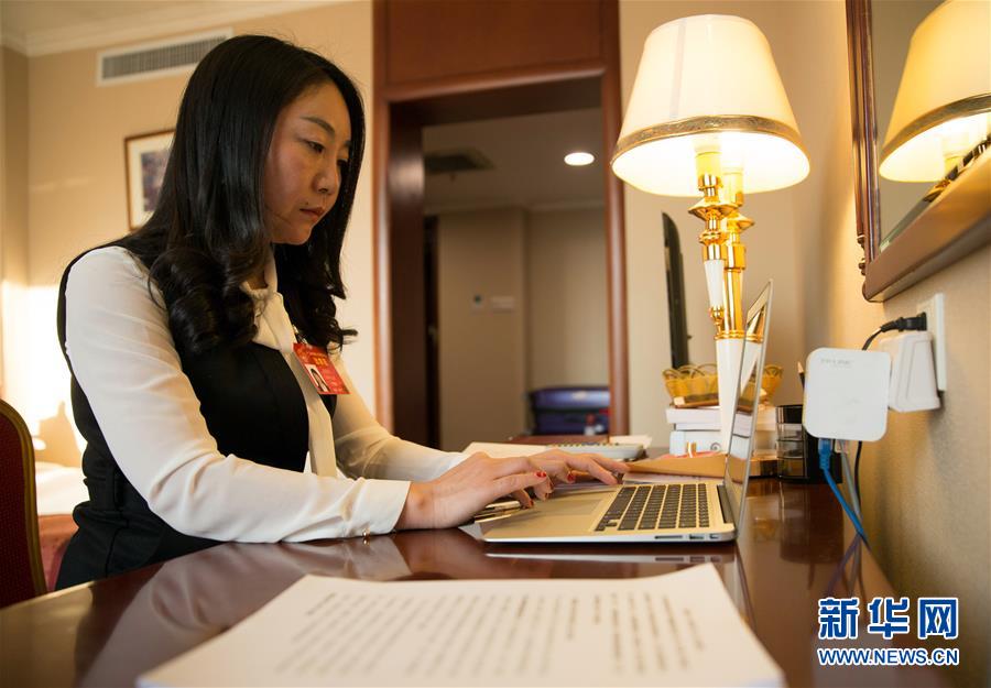 (兩會·履職影像記)(1)張曉慶代表:不負(fù)重托 認(rèn)真履職