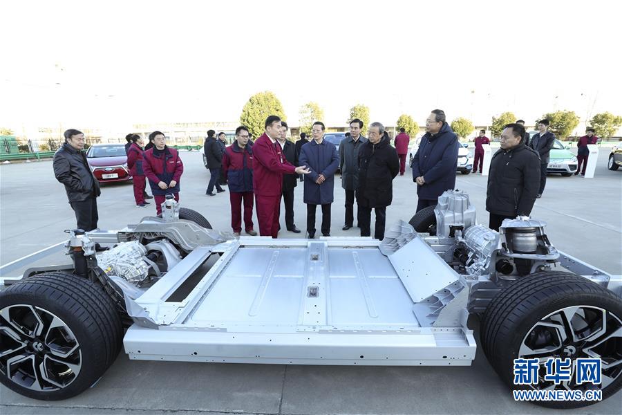 1月9日至10日,國(guó)務(wù)院副總理張高麗在安徽調(diào)研推動(dòng)長(zhǎng)江經(jīng)濟(jì)帶發(fā)展工作。這是1月9日,張高麗在江淮汽車股份有限公司了解企業(yè)生產(chǎn)經(jīng)營(yíng)和參與國(guó)際產(chǎn)能合作情況。新華社記者 龐興雷 攝 1月9日至10日,國(guó)務(wù)院副總理張高麗在安徽調(diào)研推動(dòng)長(zhǎng)江經(jīng)濟(jì)帶發(fā)展工作。這是1月9日,張高麗在江淮汽車股份有限公司了解企業(yè)生產(chǎn)經(jīng)營(yíng)和參與國(guó)際產(chǎn)能合作情況。新華社記者 龐興雷 攝