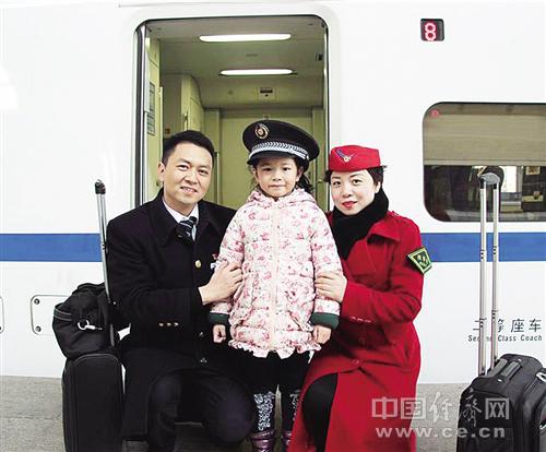 陳剛（左）、肖三英以及女兒陳昱彤的合照。經(jīng)濟日報-中國經(jīng)濟網(wǎng)記者 王軼辰攝