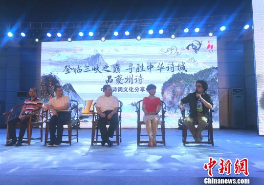 《中國詩詞大會(huì)》導(dǎo)演組:“我們的節(jié)目沒有任何腳本”