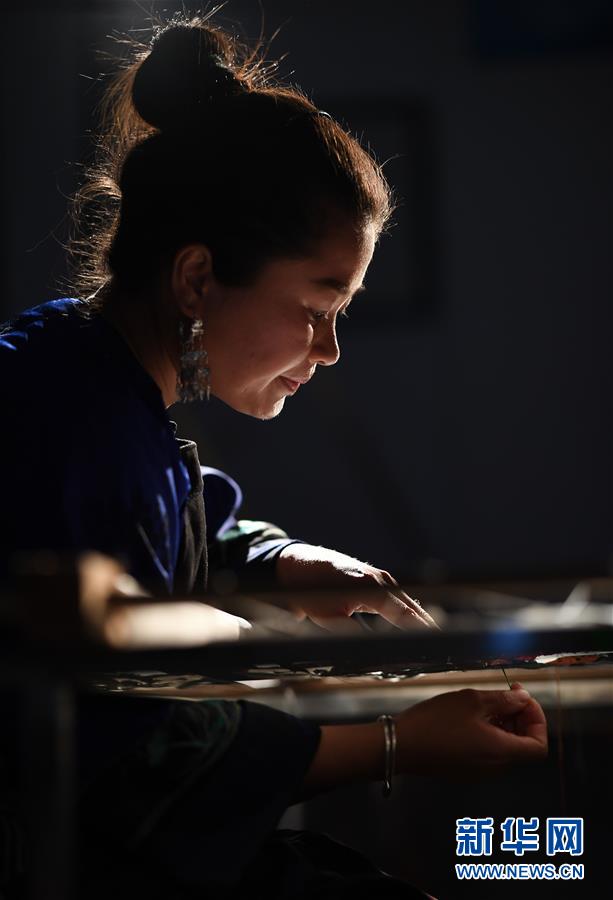 (圖片故事)(1)慈母手中線 繡得家團圓