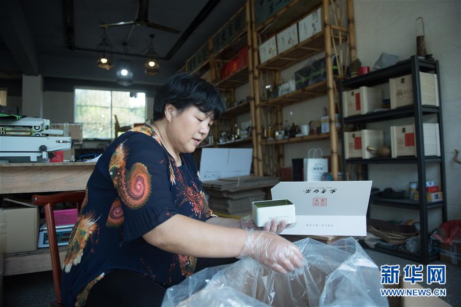 (新華全媒頭條·圖文互動)(8)安吉白茶奔向扶貧一線——浙江黃杜村農民黨員先富幫后富向貧困地區捐贈“扶貧苗”