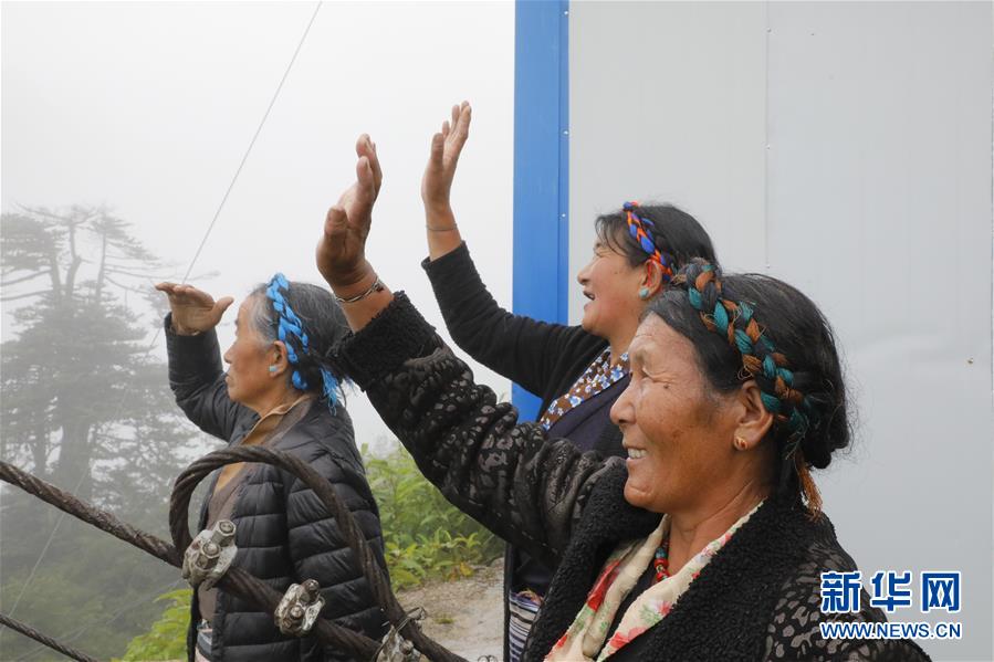 （圖文互動）（3）特寫：“八一”禮物，飛向云端哨所