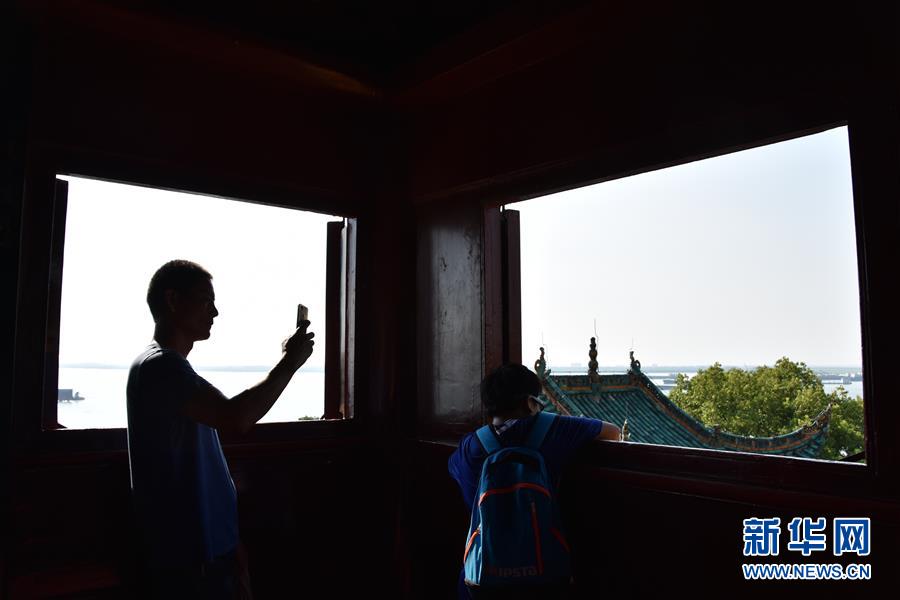 (大江奔流——來自長江經(jīng)濟帶的報道·圖文互動)(1)登岳陽樓,又見“浩浩湯湯”
